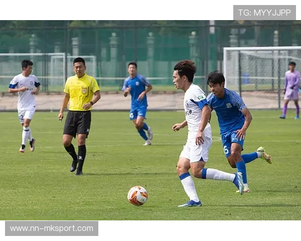 未来之星：他们会成为球队的核心吗？，未来之星足球队的教练和小队员正在研究